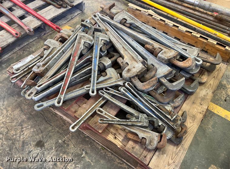 image for item LU9977 Approximately 30 pipe wrenches