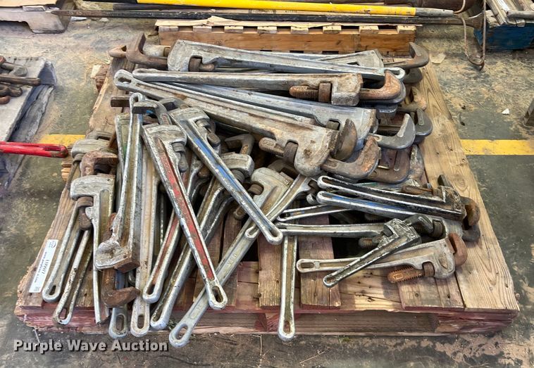 image for item LU9977 Approximately 30 pipe wrenches