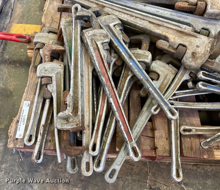 image for item LU9977 Approximately 30 pipe wrenches
