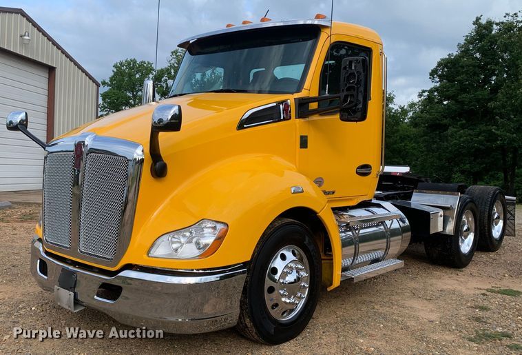 image for item DM7934 2020 Kenworth T680 semi truck