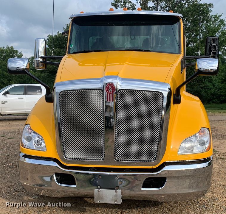 image for item DM7934 2020 Kenworth T680 semi truck