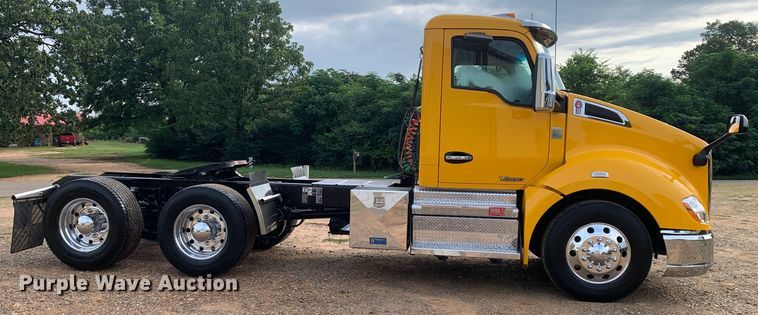image for item DM7934 2020 Kenworth T680 semi truck