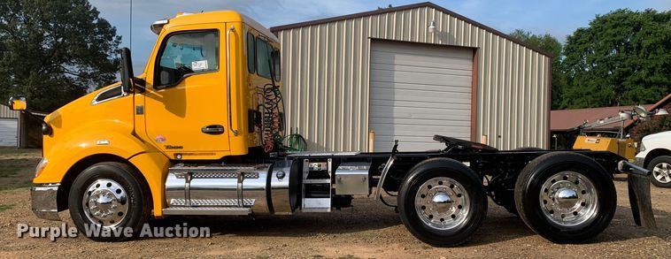 image for item DM7934 2020 Kenworth T680 semi truck