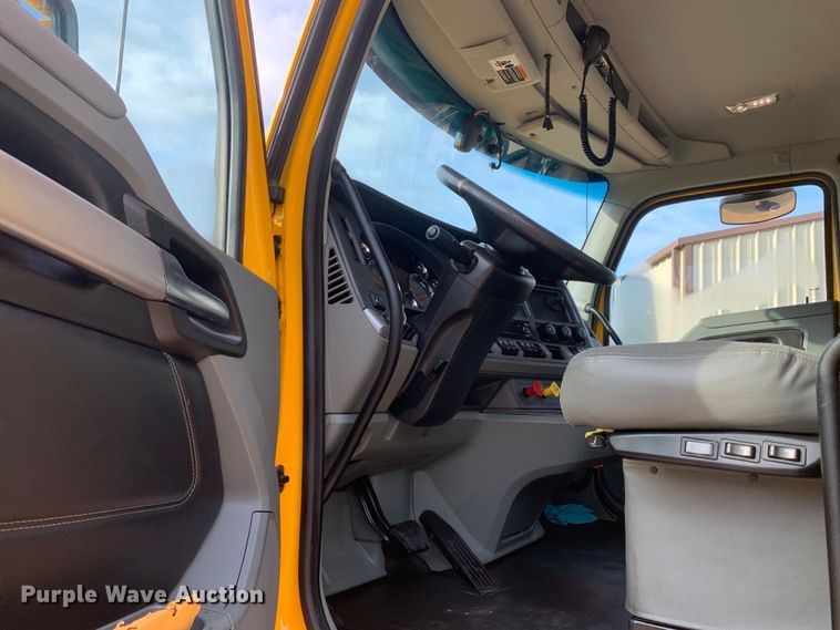 image for item DM7934 2020 Kenworth T680 semi truck