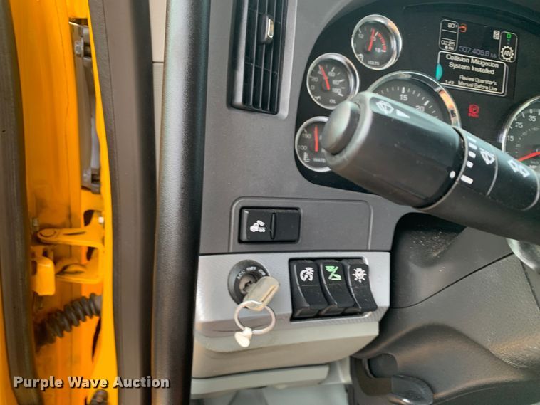 image for item DM7934 2020 Kenworth T680 semi truck