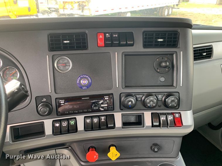 image for item DM7934 2020 Kenworth T680 semi truck
