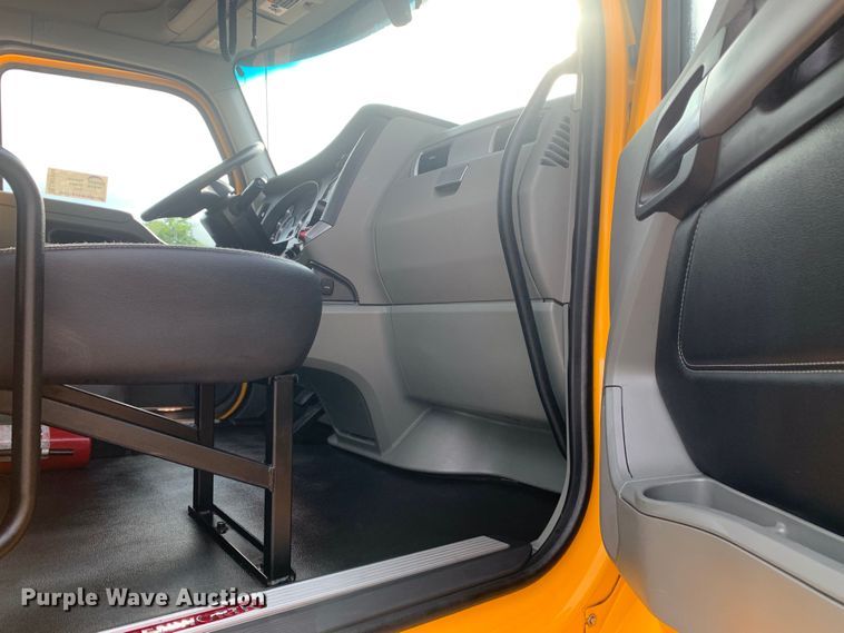 image for item DM7934 2020 Kenworth T680 semi truck