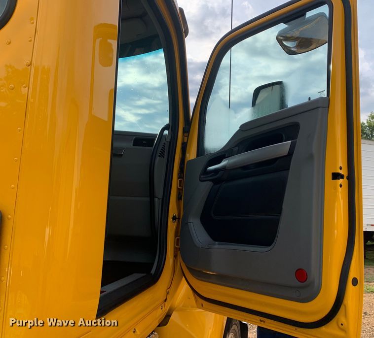 image for item DM7934 2020 Kenworth T680 semi truck