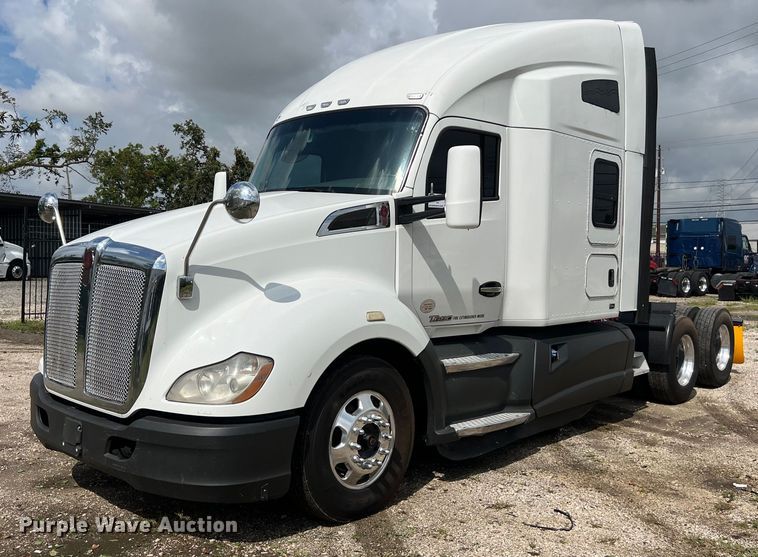 image for item DO2473 2017 Kenworth T680 semi truck
