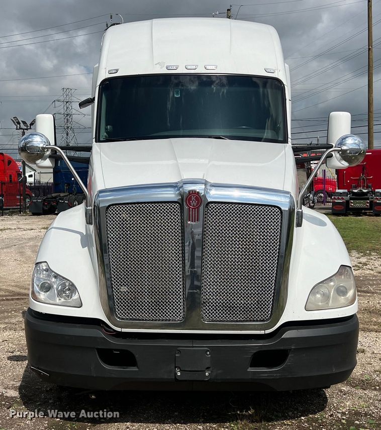 image for item DO2473 2017 Kenworth T680 semi truck
