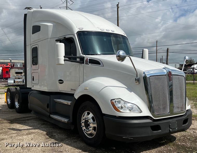 image for item DO2473 2017 Kenworth T680 semi truck
