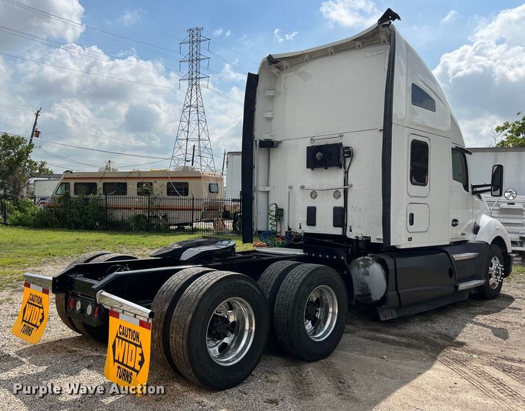 image for item DO2473 2017 Kenworth T680 semi truck