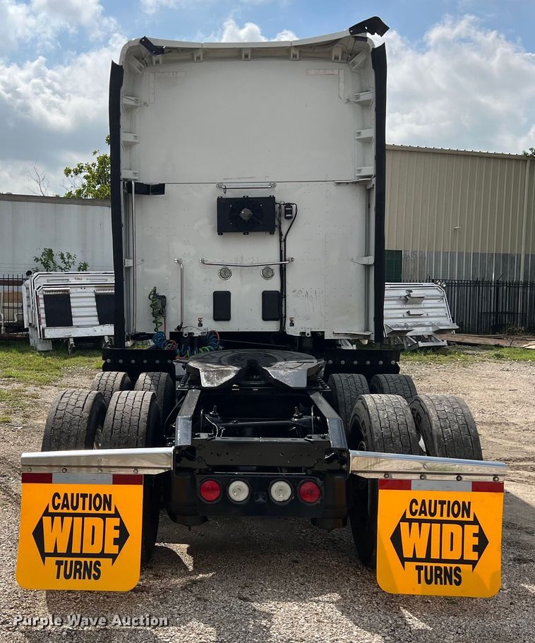 image for item DO2473 2017 Kenworth T680 semi truck