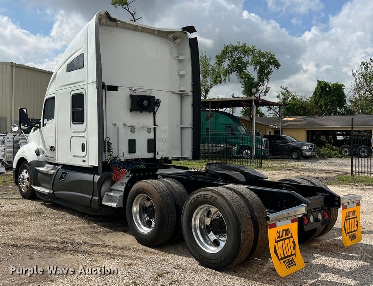 image for item DO2473 2017 Kenworth T680 semi truck