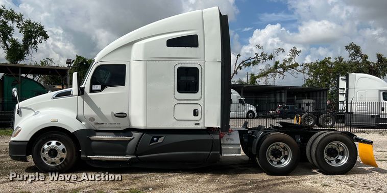 image for item DO2473 2017 Kenworth T680 semi truck