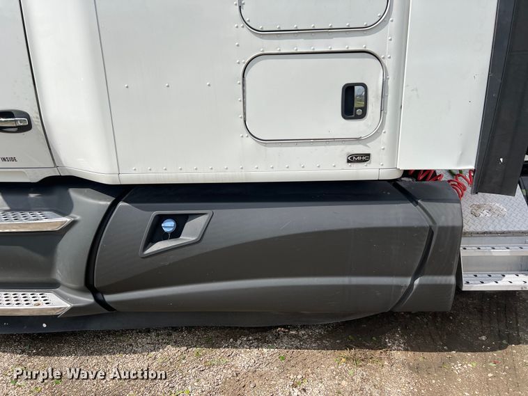 image for item DO2473 2017 Kenworth T680 semi truck