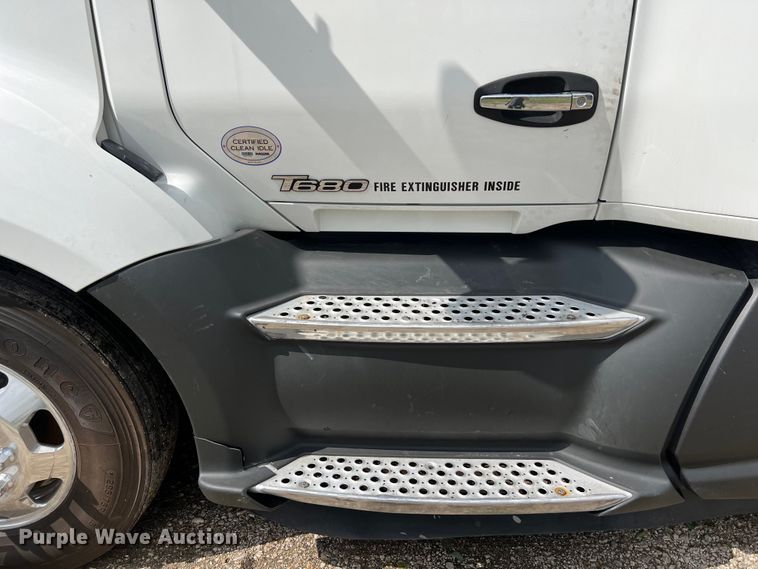 image for item DO2473 2017 Kenworth T680 semi truck