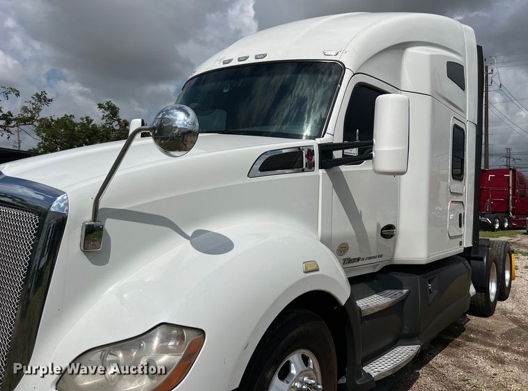 image for item DO2473 2017 Kenworth T680 semi truck