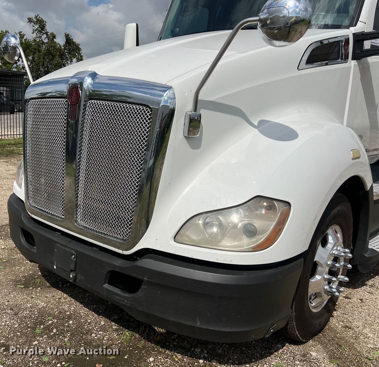 image for item DO2473 2017 Kenworth T680 semi truck