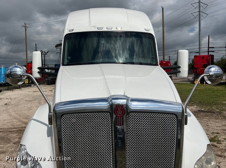 image for item DO2473 2017 Kenworth T680 semi truck