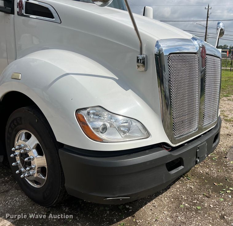 image for item DO2473 2017 Kenworth T680 semi truck