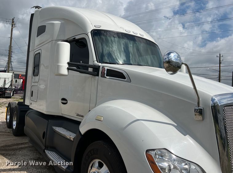 image for item DO2473 2017 Kenworth T680 semi truck