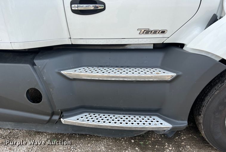 image for item DO2473 2017 Kenworth T680 semi truck