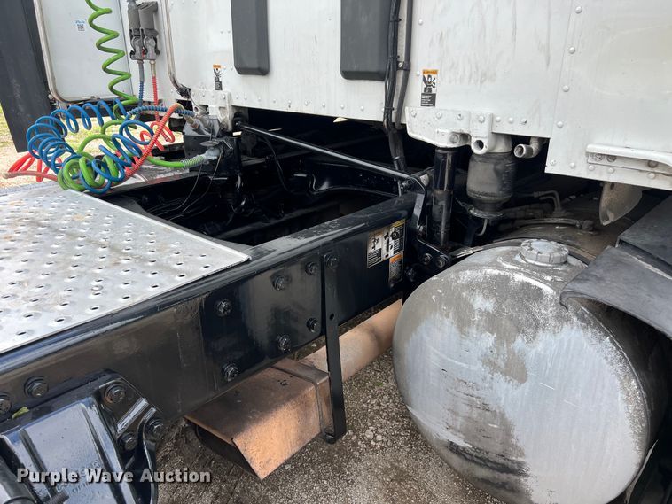 image for item DO2473 2017 Kenworth T680 semi truck