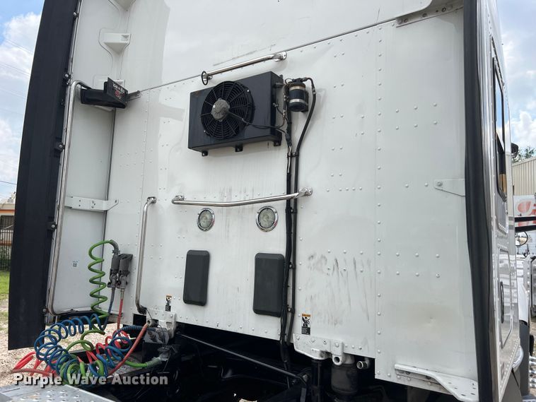 image for item DO2473 2017 Kenworth T680 semi truck