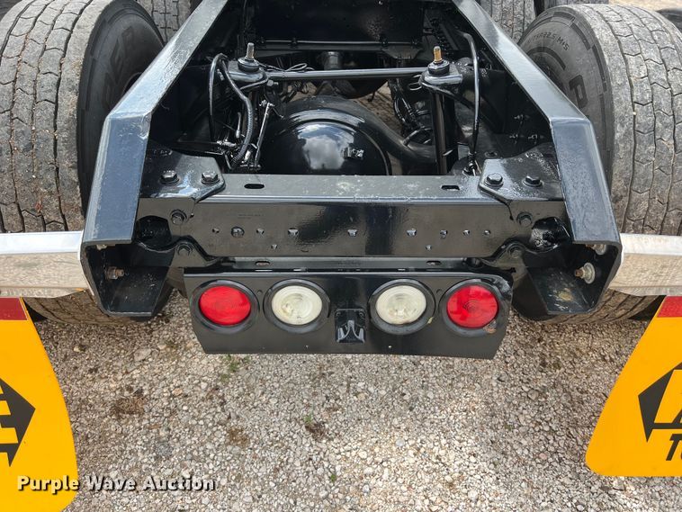 image for item DO2473 2017 Kenworth T680 semi truck