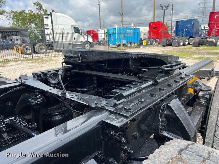 image for item DO2473 2017 Kenworth T680 semi truck