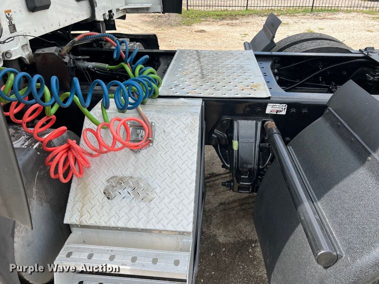 image for item DO2473 2017 Kenworth T680 semi truck