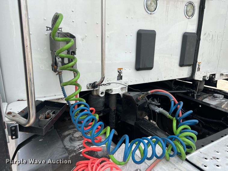 image for item DO2473 2017 Kenworth T680 semi truck