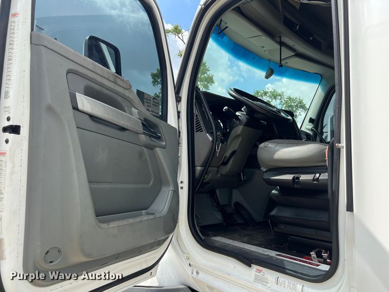 image for item DO2473 2017 Kenworth T680 semi truck