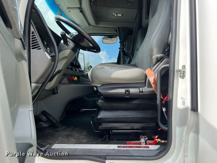 image for item DO2473 2017 Kenworth T680 semi truck