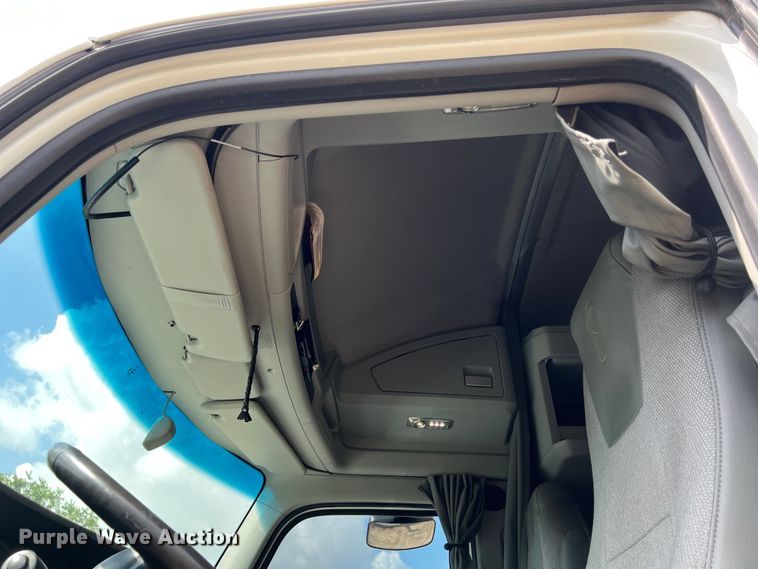 image for item DO2473 2017 Kenworth T680 semi truck