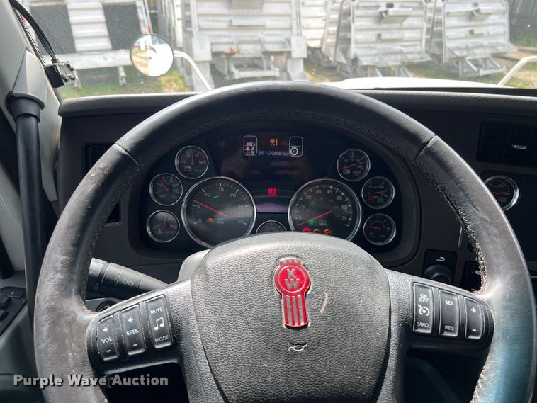 image for item DO2473 2017 Kenworth T680 semi truck