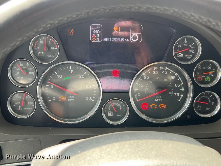 image for item DO2473 2017 Kenworth T680 semi truck