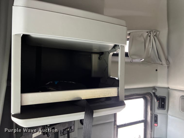 image for item DO2473 2017 Kenworth T680 semi truck