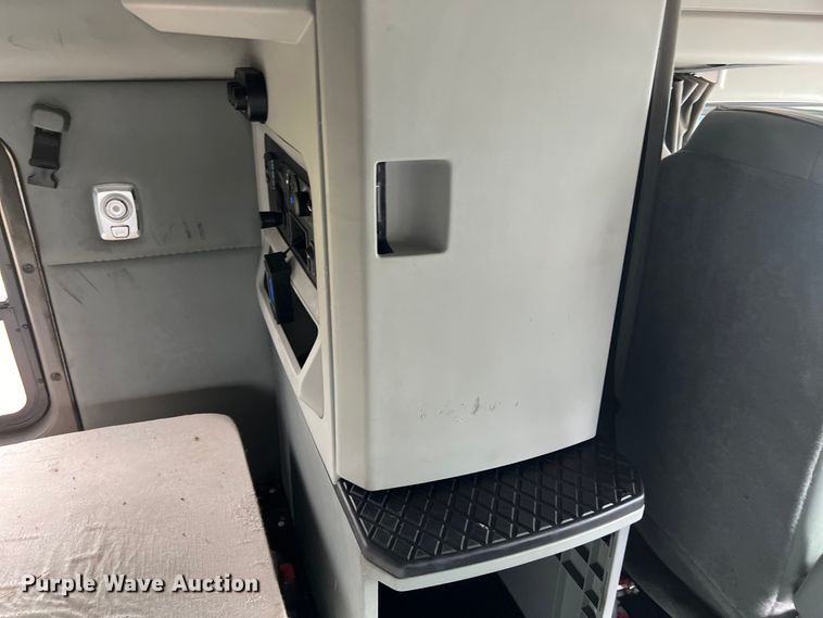 image for item DO2473 2017 Kenworth T680 semi truck