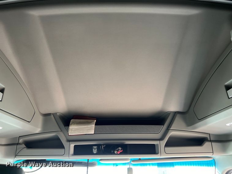 image for item DO2473 2017 Kenworth T680 semi truck