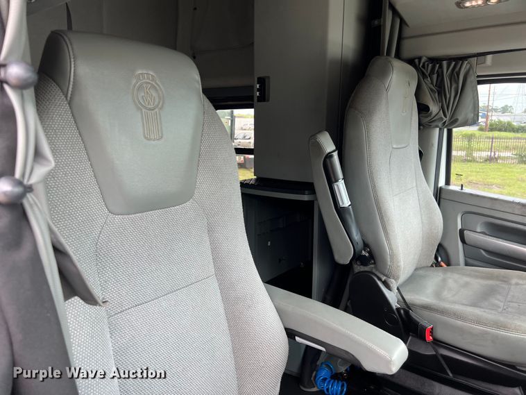 image for item DO2473 2017 Kenworth T680 semi truck