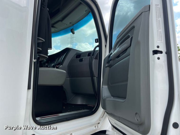 image for item DO2473 2017 Kenworth T680 semi truck