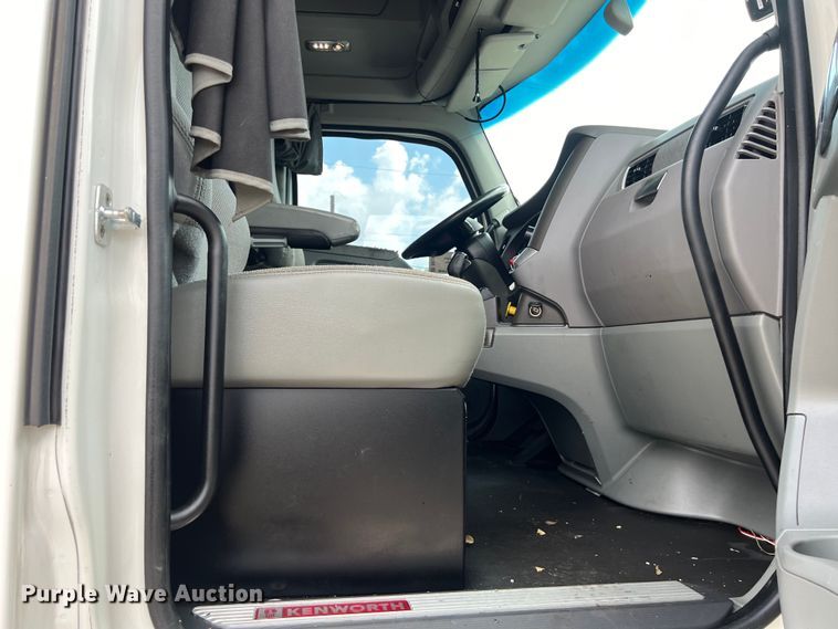 image for item DO2473 2017 Kenworth T680 semi truck