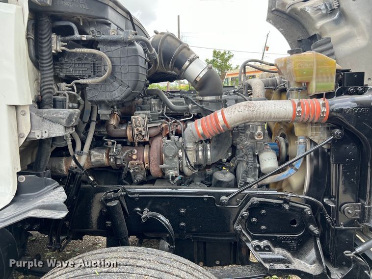 image for item DO2473 2017 Kenworth T680 semi truck