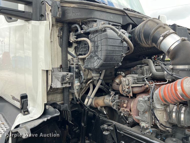 image for item DO2473 2017 Kenworth T680 semi truck