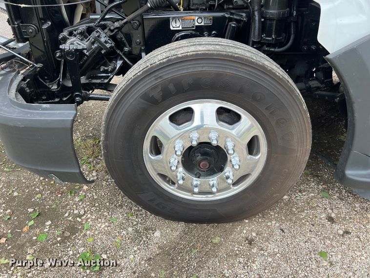 image for item DO2473 2017 Kenworth T680 semi truck