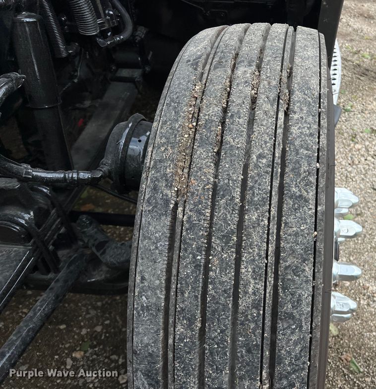 image for item DO2473 2017 Kenworth T680 semi truck