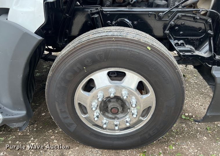 image for item DO2473 2017 Kenworth T680 semi truck