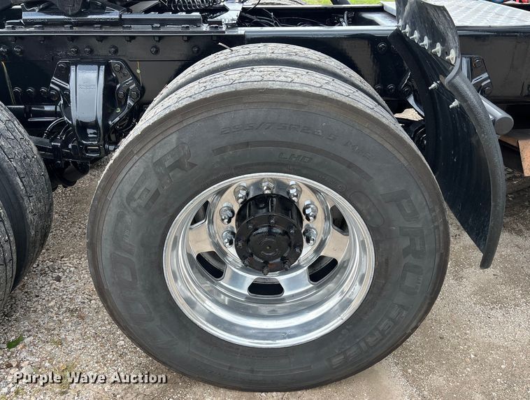 image for item DO2473 2017 Kenworth T680 semi truck